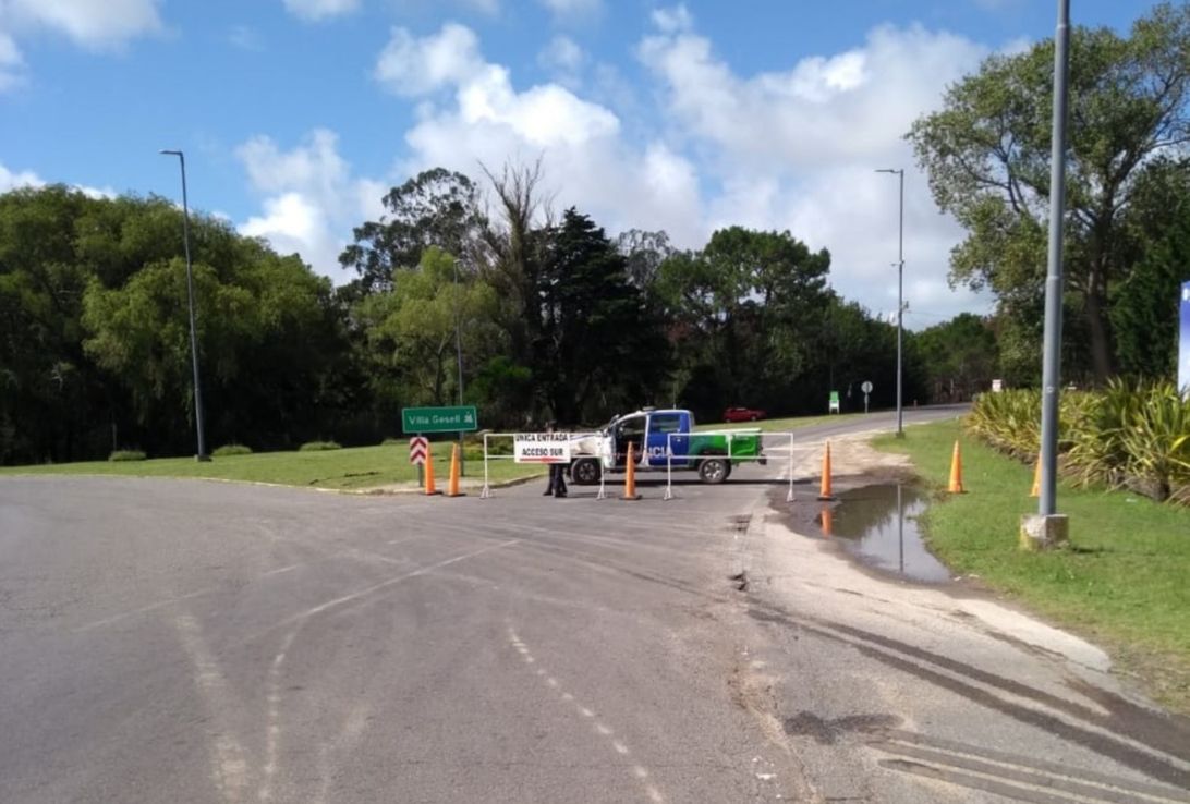 Son pocos los autos que llegan a la costa y limitan los accesos