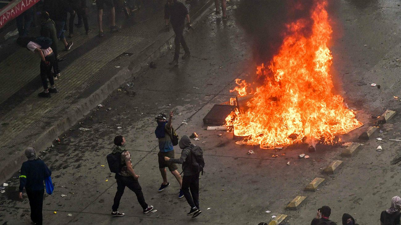 Manifestantes irrumpieron en la embajada argentina en Chile y provocaron destrozos