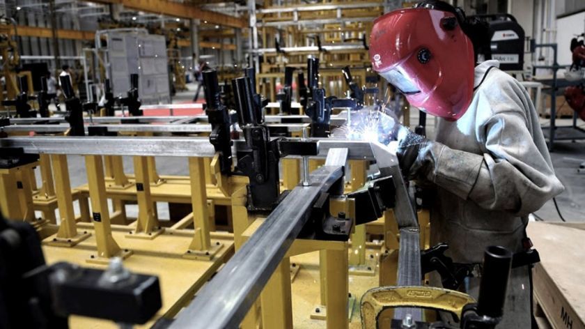 Leve suba del empleo asalariado industrial en enero