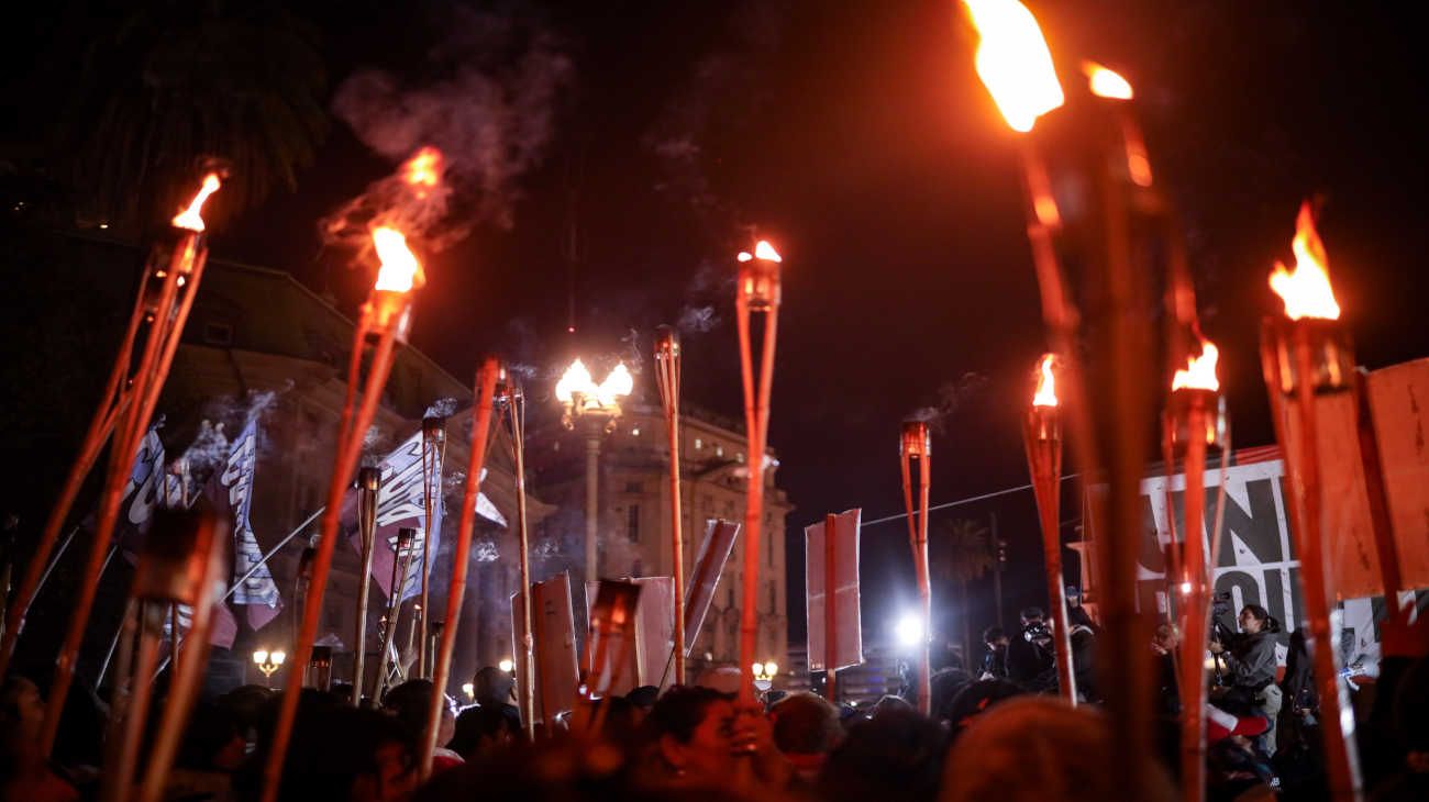 Protesta piquetera: marcha de antorchas y acampe en Plaza de Mayo