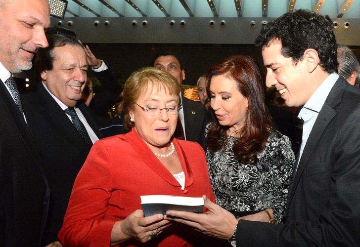 Cristina Kirchner le regaló a Michelle Bachelet el libro de La Cámpora