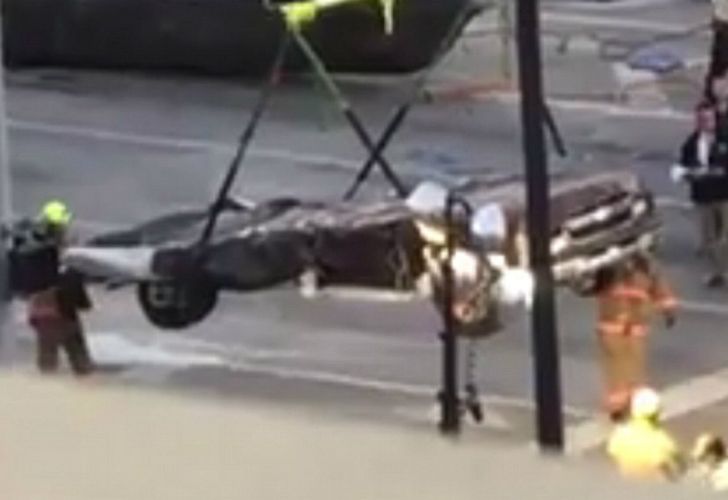 Impactante imagen de uno de los autos aplastados por el puente de Miami