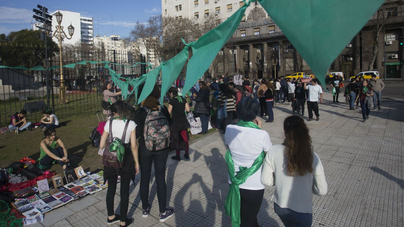Aborto legal: marchas ante el Congreso y un "cuento de la criada" antes del 8A