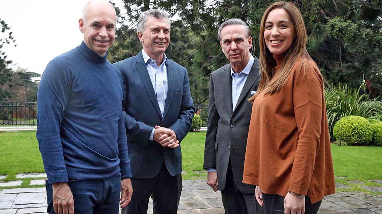 Macri pidió “ser prudentes” y se mostró entusiasmado junto a su mesa chica