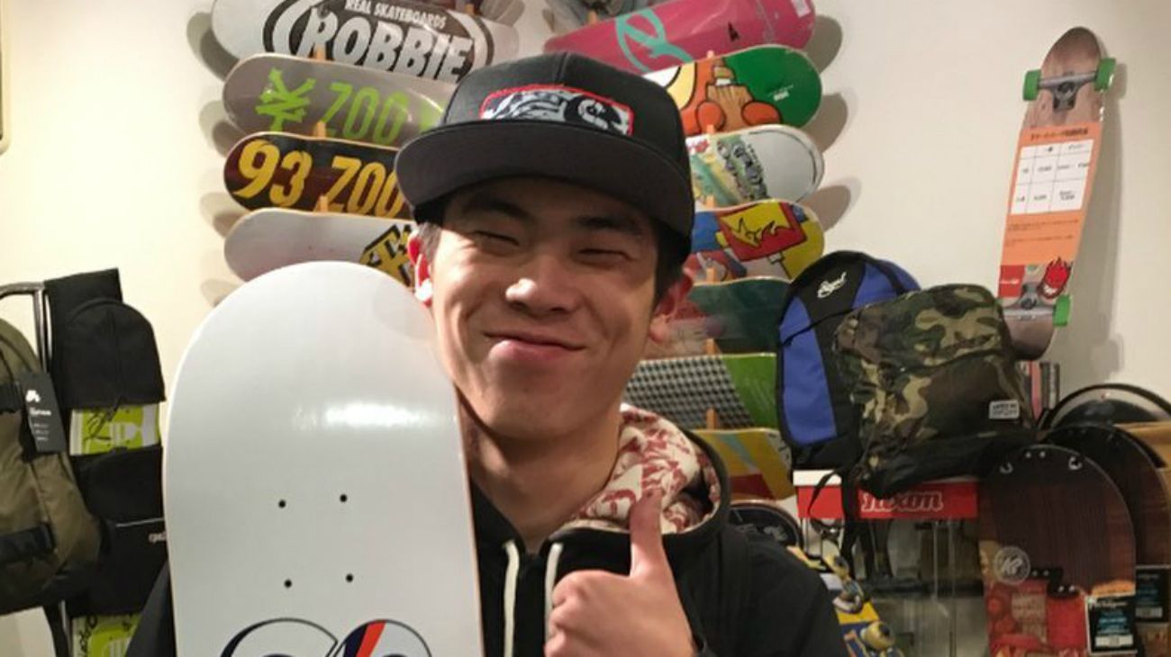 El video viral de un skater ciego con su bastón revoluciona las redes y conmueve