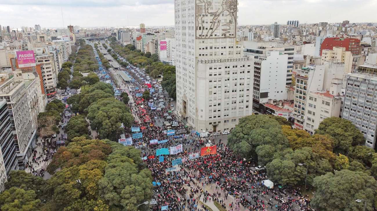 Masiva marcha de piqueteros copó la avenida 9 de Julio