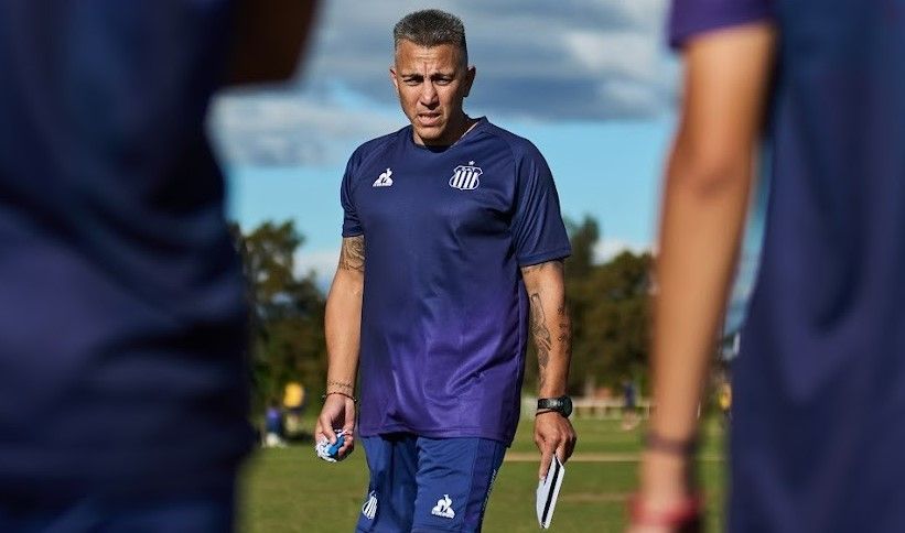 Carlos Casteglione: "Nos estamos adaptando al mundo Talleres"