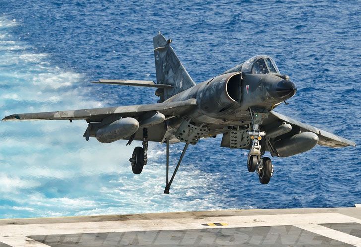 Defensa y Fuerza Aérea analizan la compra de seis cazabombarderos