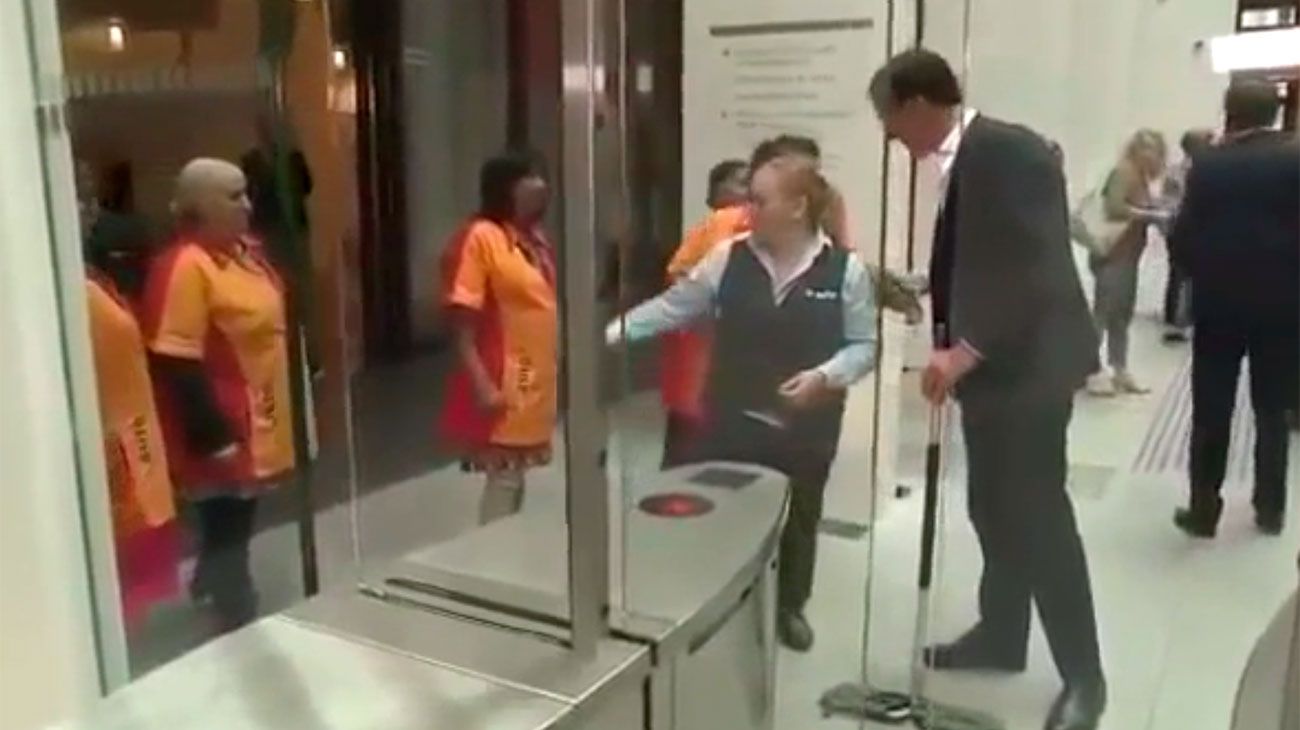 Video: el primer ministro de los Países Bajos tuvo un insólito gesto tras derramar su café