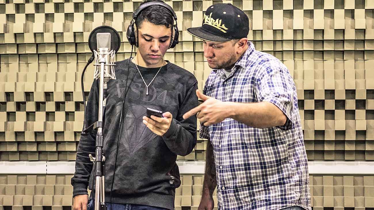 Más adolescentes y chicos tienen maestros para aprender a rapear