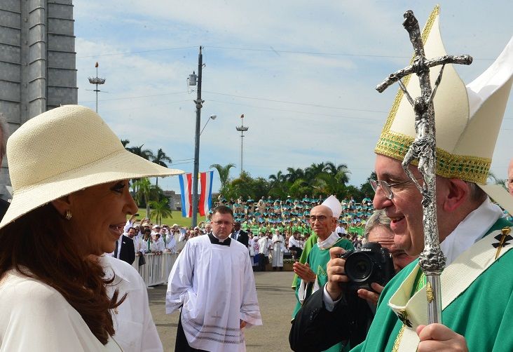 El brevísimo saludo entre Cristina y el Papa Francisco