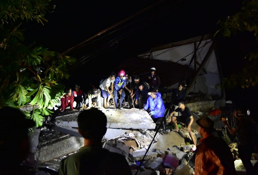 Feroz terremoto sacudió Indonesia: decenas de muertes y edificios destruidos