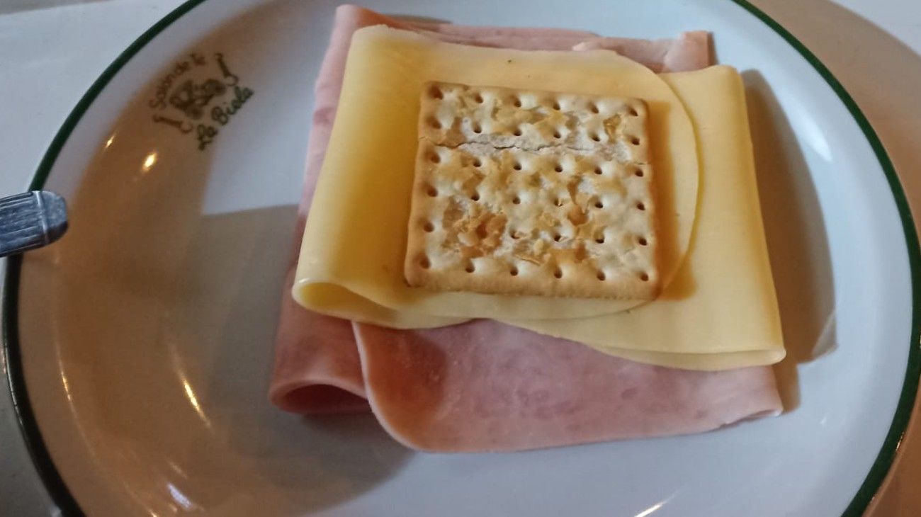 Recoleta: pidió una galletita con jamón y queso y lo que le cobraron se volvió viral
