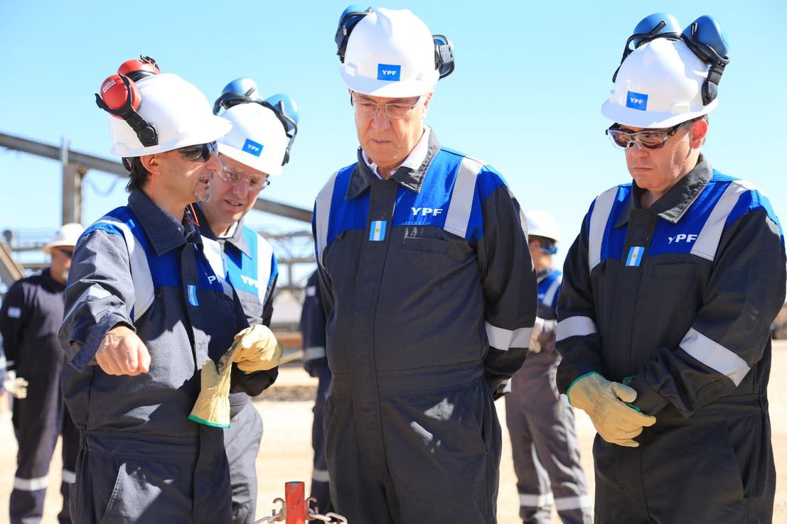 Al rescate de YPF y Vaca Muerta: quiénes vuelan a Davos a buscar inversiones