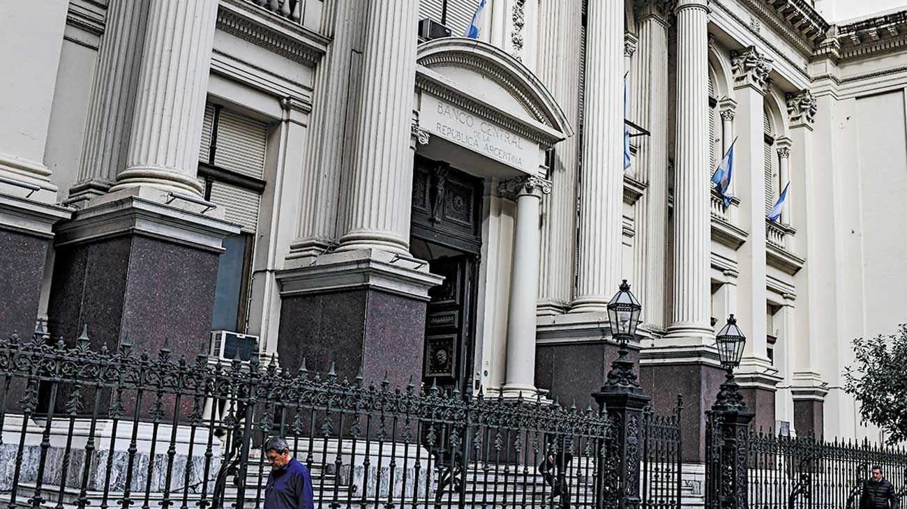 Ponen más restricciones a las empresas para comprar dólares