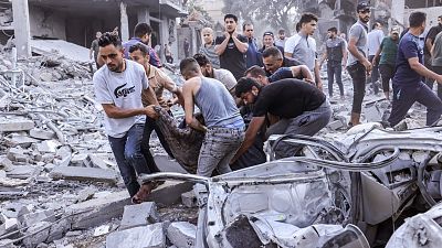 Siguen las tareas de rescate de cadáveres en el hospital de Gaza