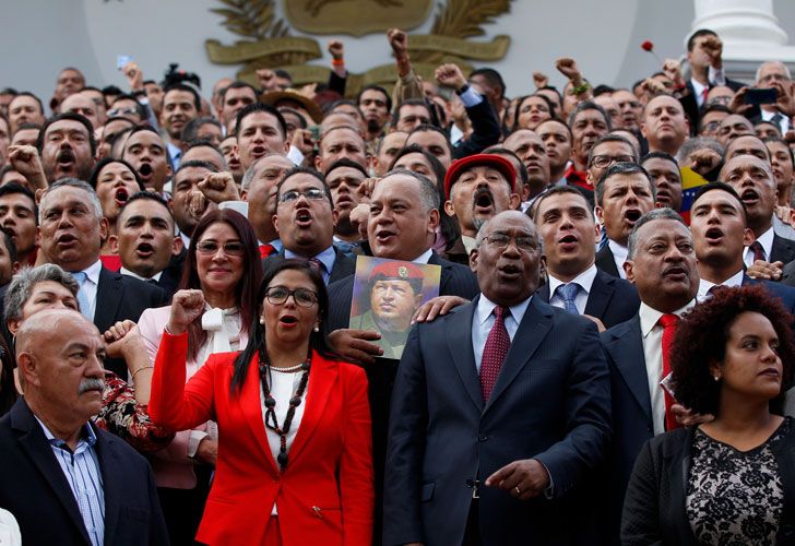 La Asamblea Constituyente se otorga el poder de legislar