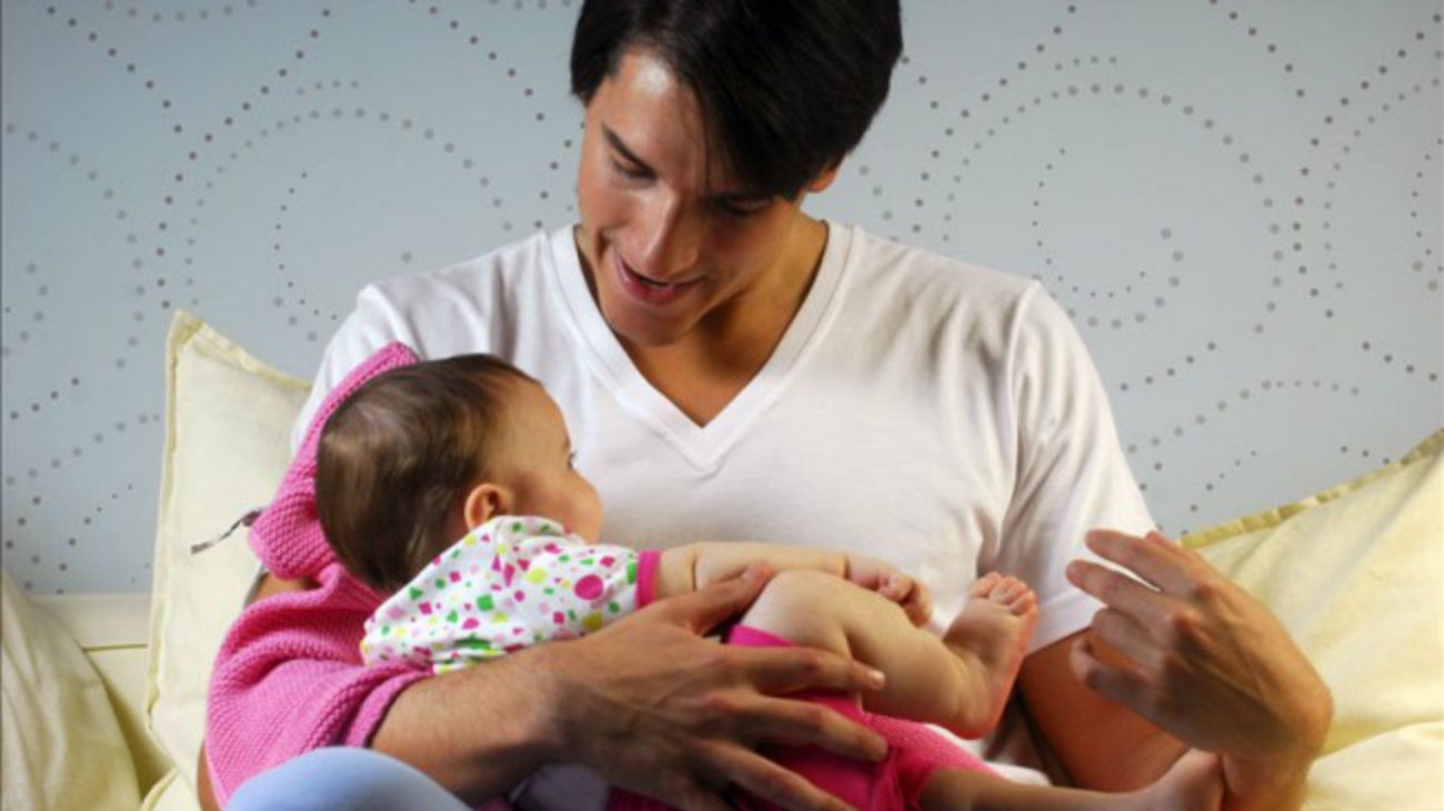 Presentan un proyecto para extender la licencia por paternidad: sería de 75 días