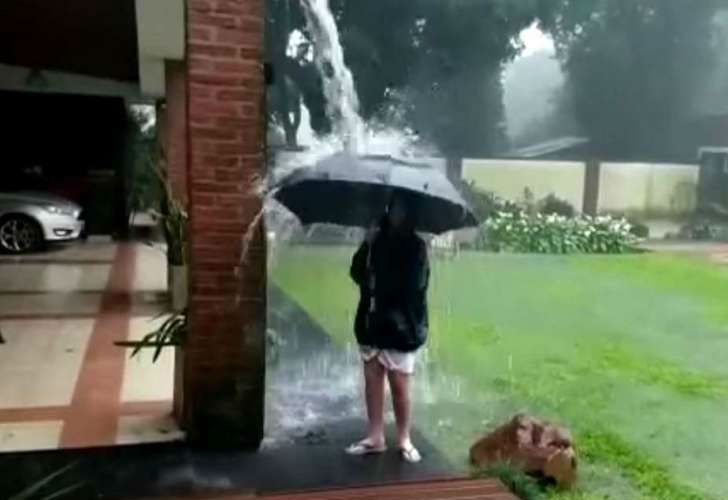 VIDEO | Un rayo casi mata a un niño que jugaba bajo la lluvia