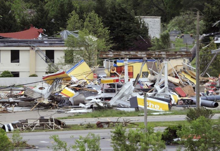 Tornados arrasan EEUU: al menos 200 muertos