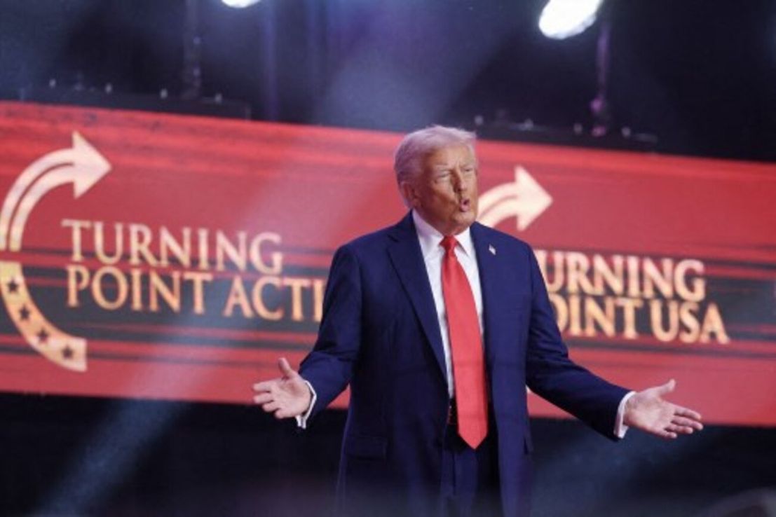 Donald Trump rindió homenaje a Charlie Kirk en un estadio repleto y calificó a su asesino como “un monstruo radicalizado”