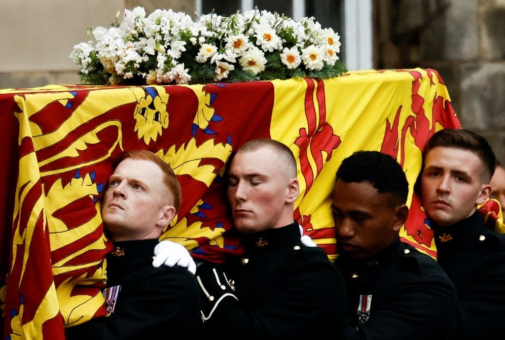 Fotos: el largo funeral de la reina Isabel II comenzó en su amada Escocia