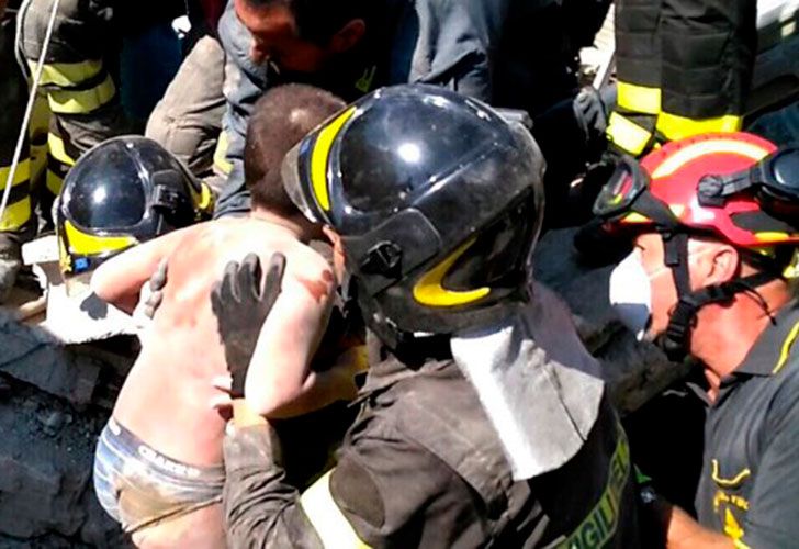 Video | Dramático rescate de tres hermanitos tras el sismo en Italia
