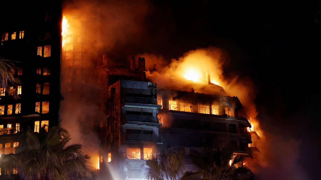 Tétrico incendio en Valencia: ardieron 2 edificios, dejando ya 4 muertos y 19 desaparecidos