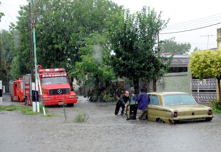 Temporal en La Plata: Calles anegadas y evacuados