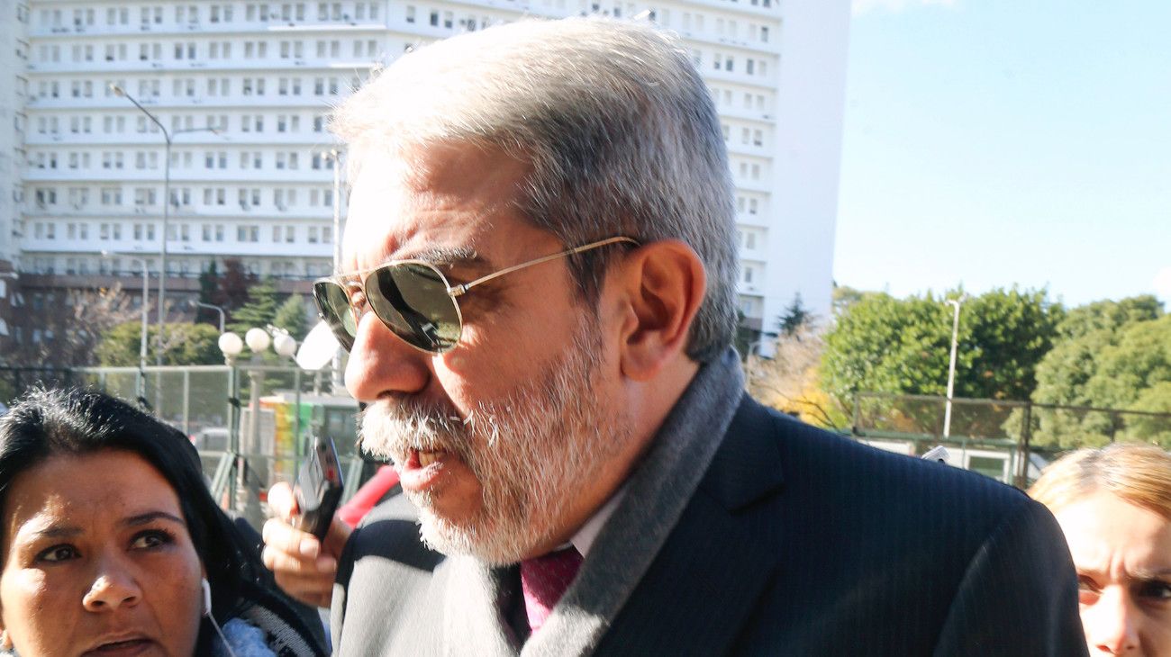 Aníbal Fernández dijo que le dejaría su hijos a Barreda antes que a Vidal y lo repudiaron