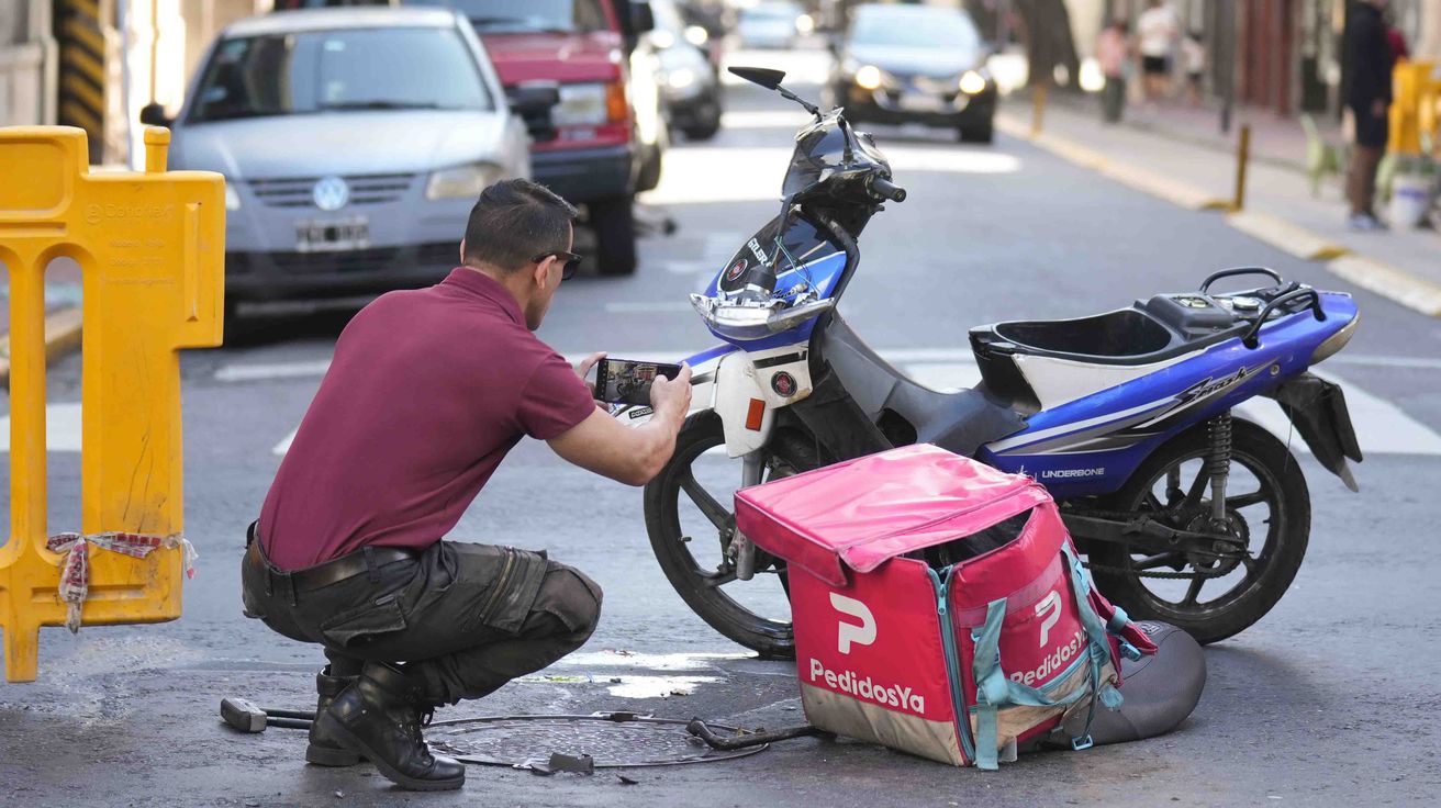 Choquemos Ya: violento "palo" de un delivery contra una Berlingo en San Telmo