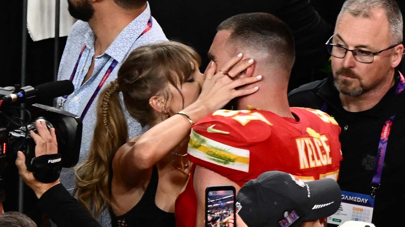 Taylor Swift y Travis Kelce anunciaron su compromiso: la historia de amor que comenzó con una pulsera
