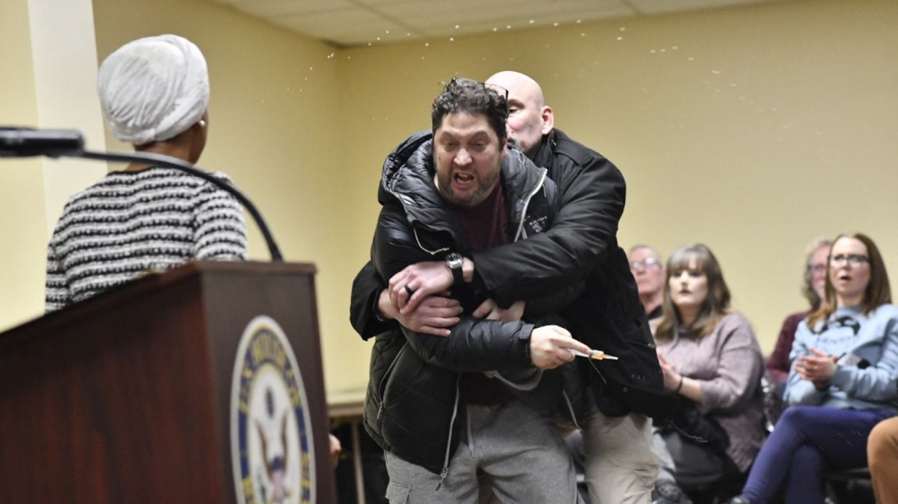 Atacaron con una sustancia desconocida a la congresista demócrata Ilhan Omar durante un acto político