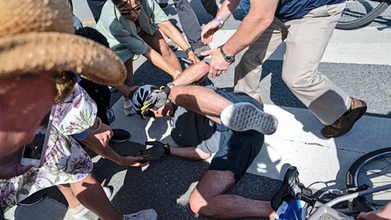 Joe Biden se pegó flor de golpe en bicicleta: los videos de su caída cerca de su casa en Delaware