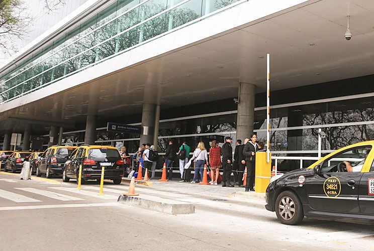 Instalan nuevo sistema de control para los taxis en Aeroparque