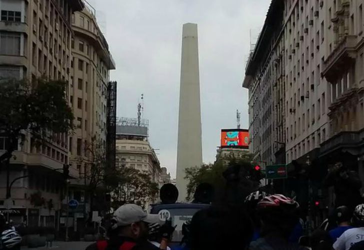 ¿Por qué el Obelisco amaneció sin la punta?