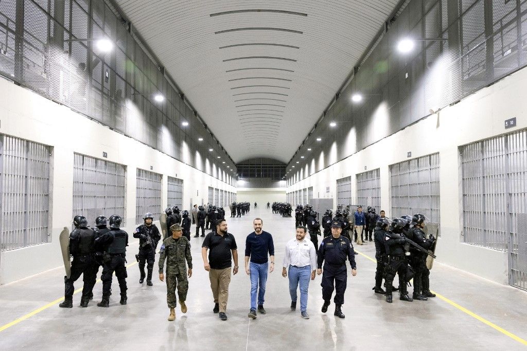 Fotos: así es la cárcel "más grande de América" para pandilleros, la megaobra de Nayib Bukele