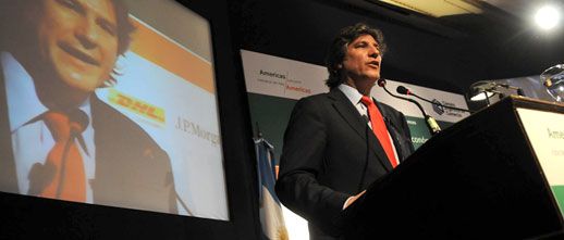 Fuerte crítica del Gobierno a las calificadoras de riesgo