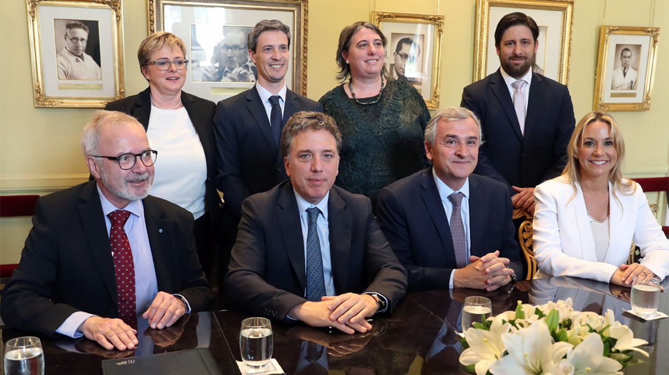 Mientras Macri se reúne con Macron, Dujovne acuerda financiamiento con Francia