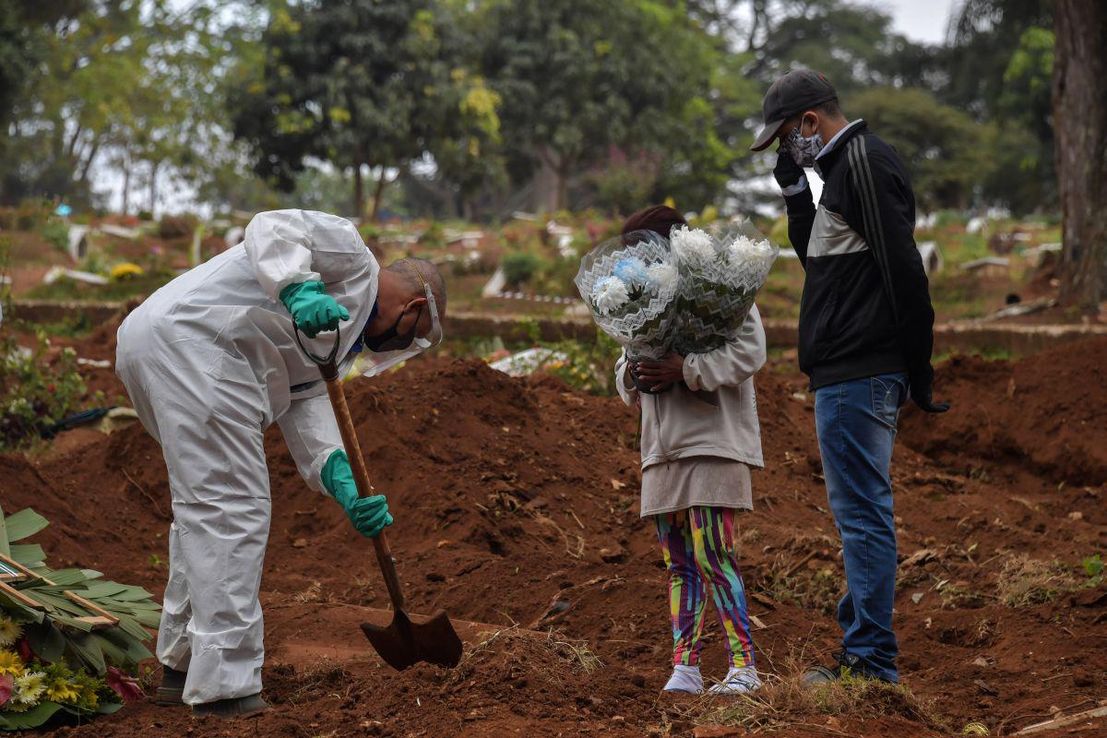 Brasil: impacto "devastador" de la pandemia y luchas políticas por la vacuna
