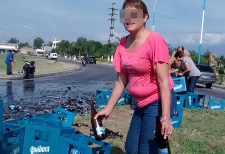 Tucumán: Volcó un camión de cervezas y se robaron las botellas