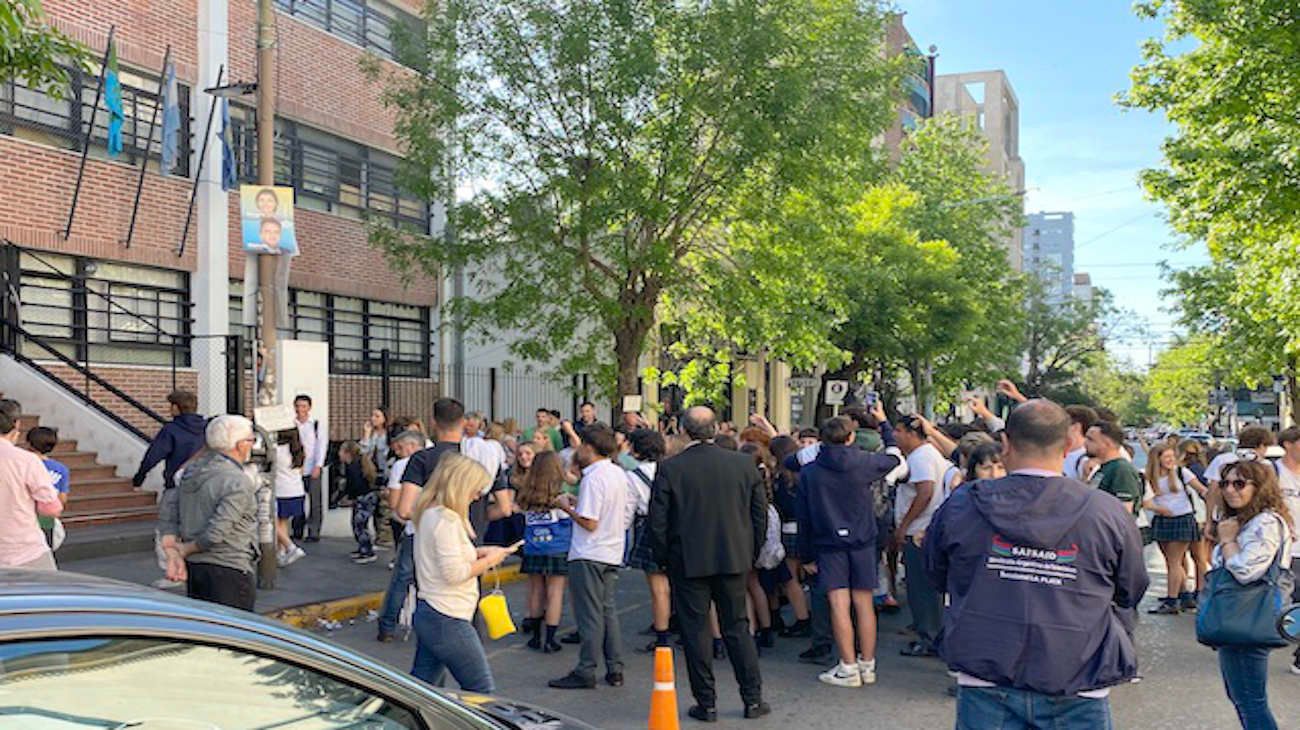 Un reconocido colegio privado de Quilmes anunció que cierra por la crisis: bronca de docentes, padres y alumnos