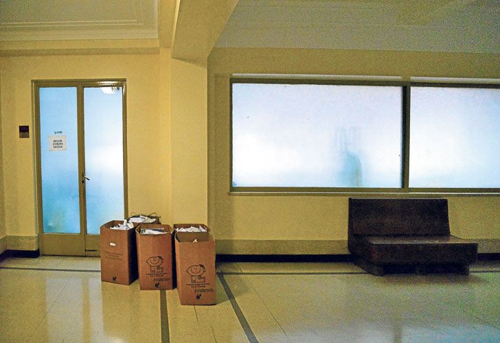 Cajas y papeles abandonados, la postal del adiós a De Vido