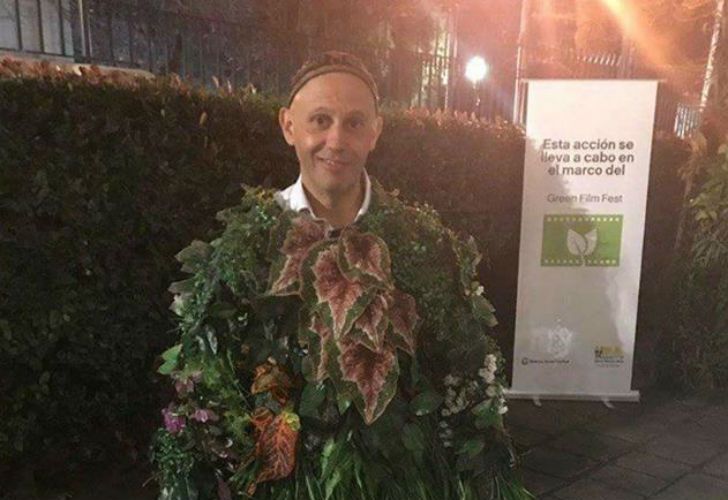 El ministro Bergman se disfrazó de planta y estallaron los memes