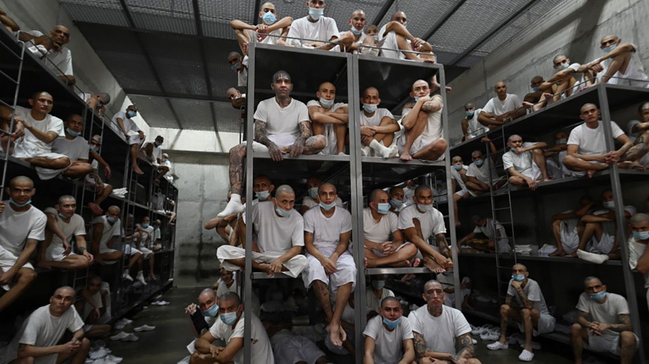 La megacárcel en El Salvador, símbolo del "método Bukele", cumple dos años