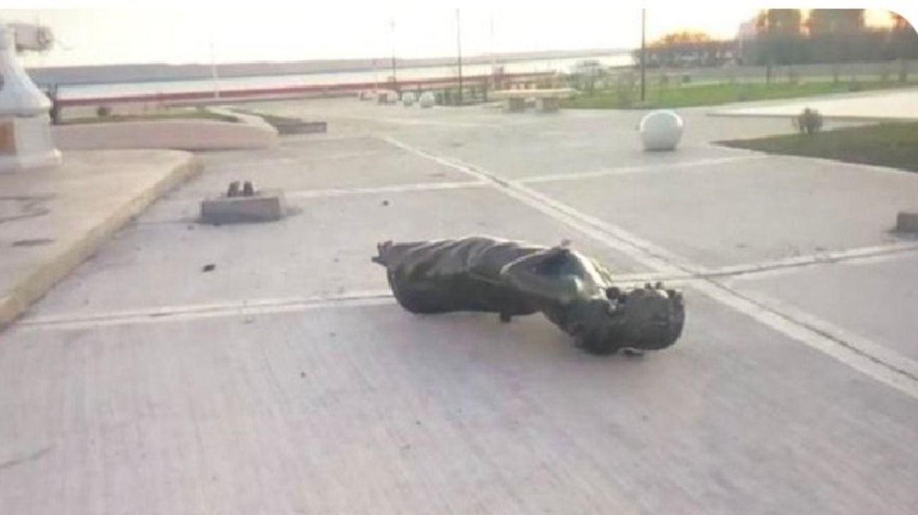 Derribaron y vandalizaron una estatua de Cristina Kirchner en Río Gallegos: hay un detenido