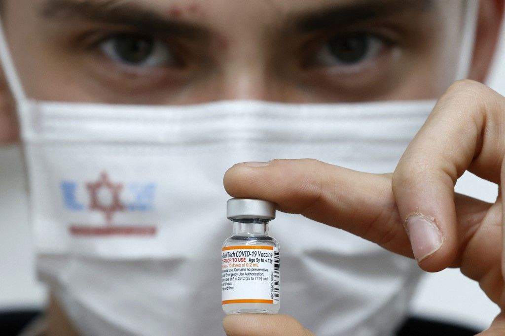 Las vacunas de refuerzo protegerían bien a las personas mayores contra Ómicron