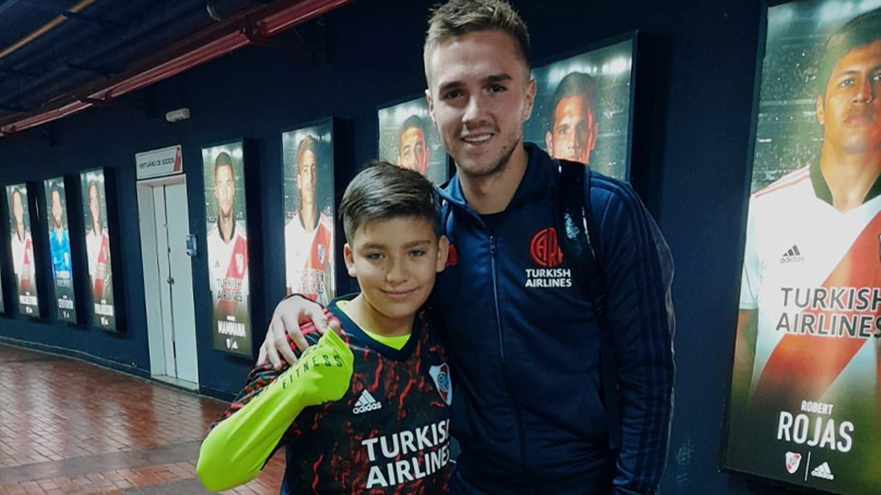 Palavecino le regaló su camiseta de River a un chico que sufrió bullyng.