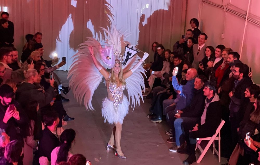 Amalia Amoedo fue vedette por una noche como musa de una galería de Villa Crespo