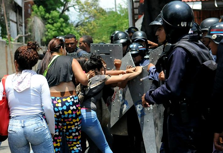 Venezuela: decenas de presos mueren en un motín en una comisaría